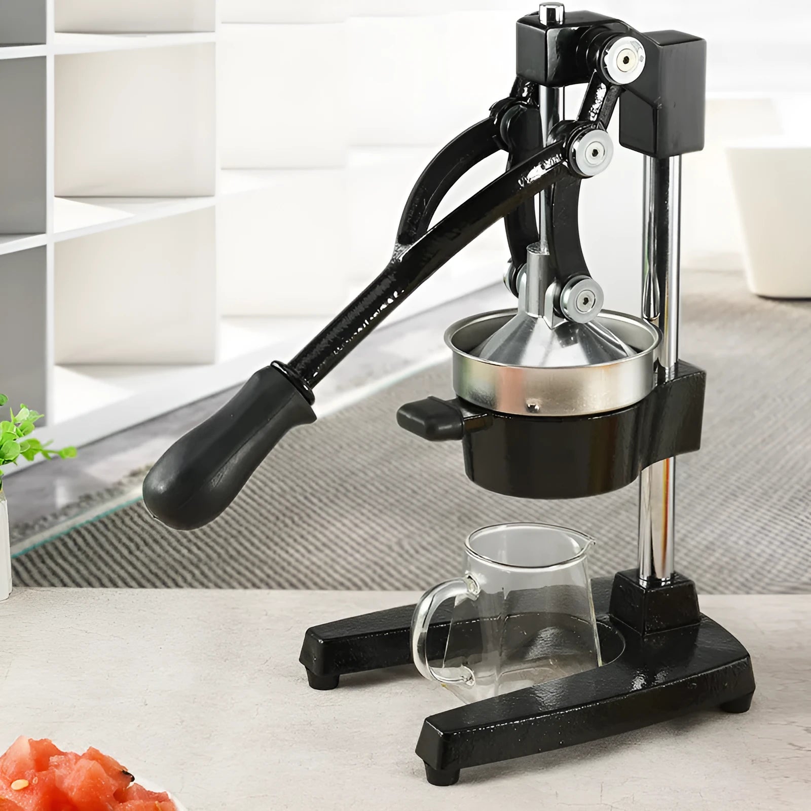 Cast iron manual juicer with stainless steel strainer in black colour, 40cm height
