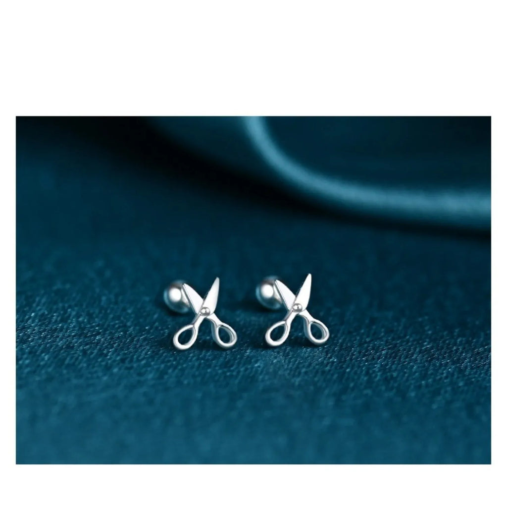 A pair of S999 pure silver screw-back ear studs featuring a decorative mini scissors design.