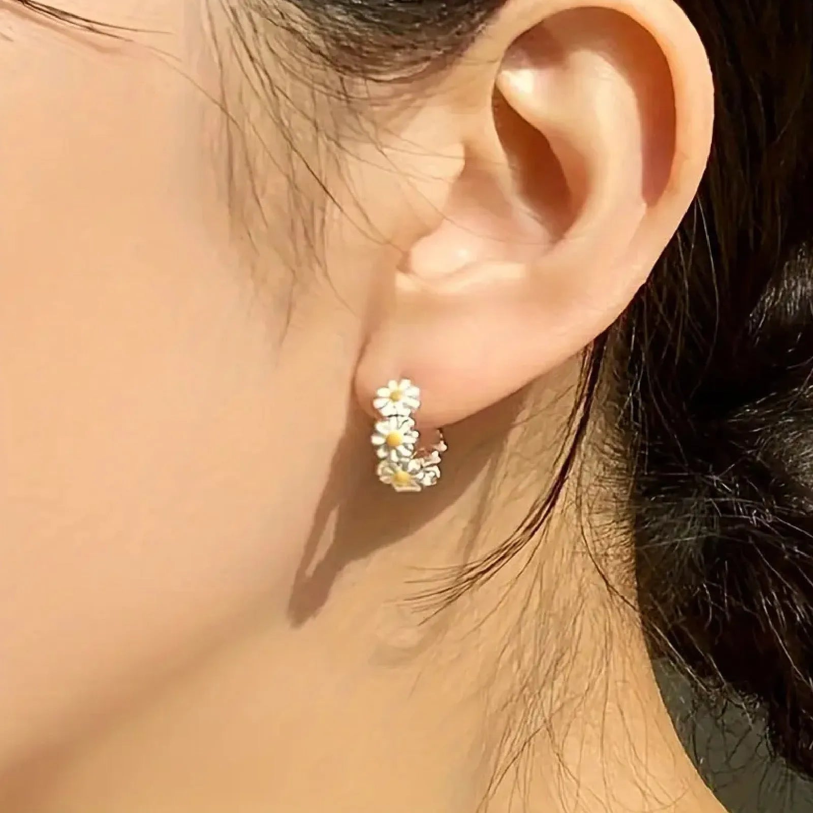 White daisy flower design ring earrings made from copper with an electroplated finish.