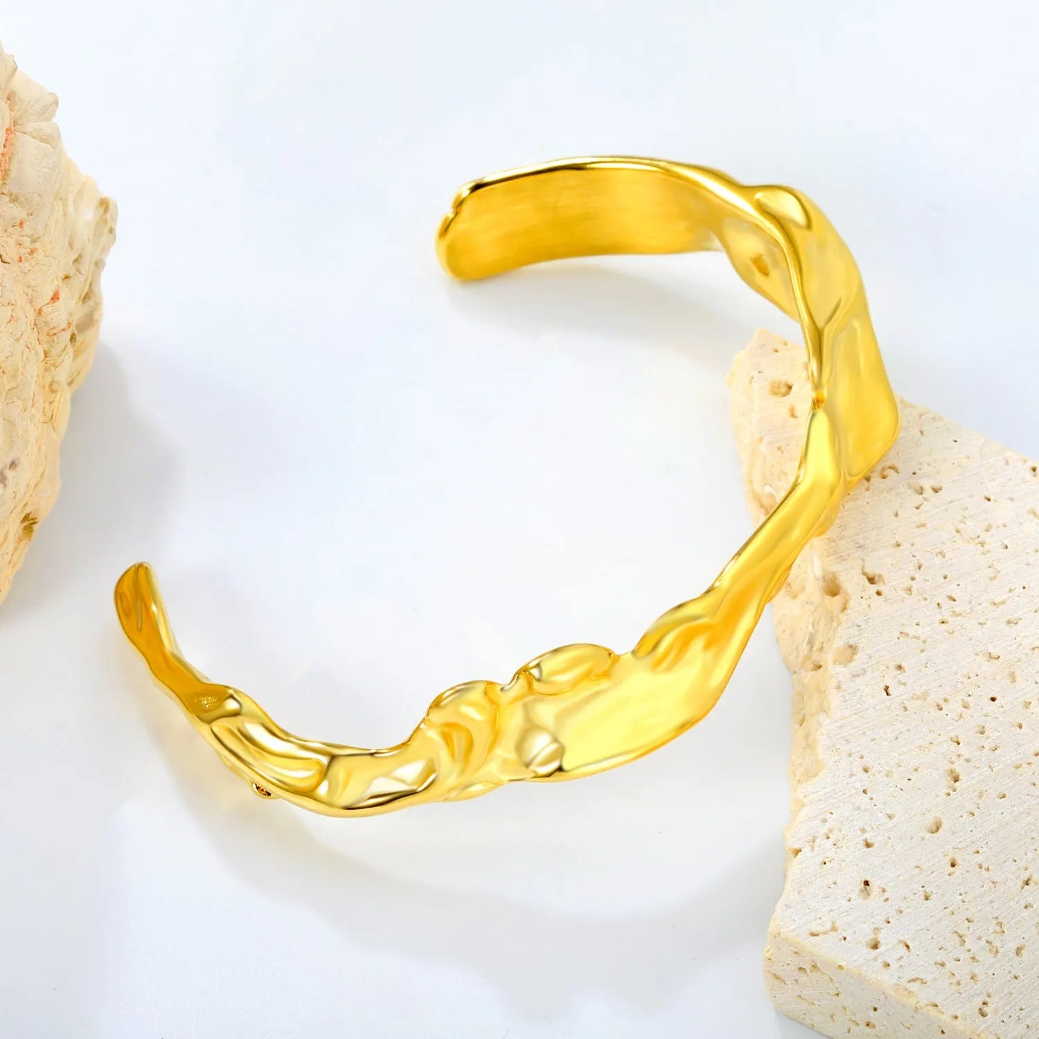 European-style alloy stainless steel bracelet in gold, silver and black colour options