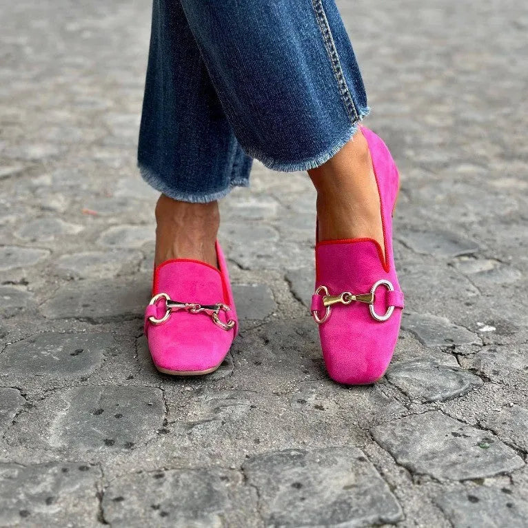 Women's flat bottom suede loafers with metal fastener in green and rose red colours