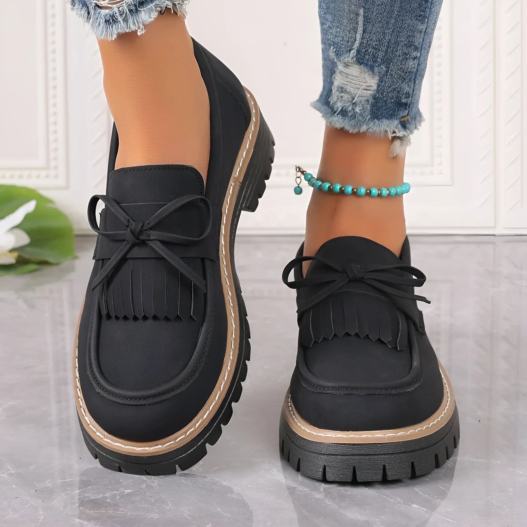Women's black loafers with tassel detail and bowknot on chunky heel