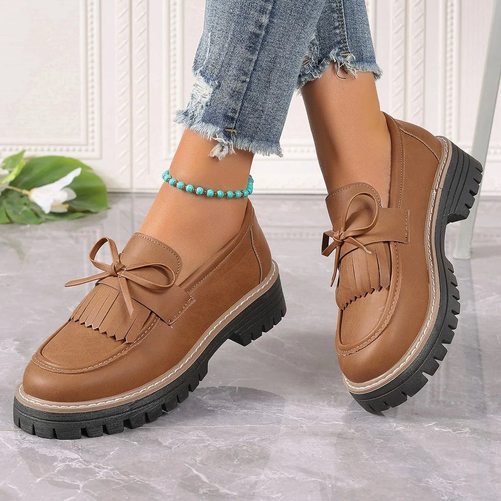 Women's black loafers with tassel detail and bowknot on chunky heel