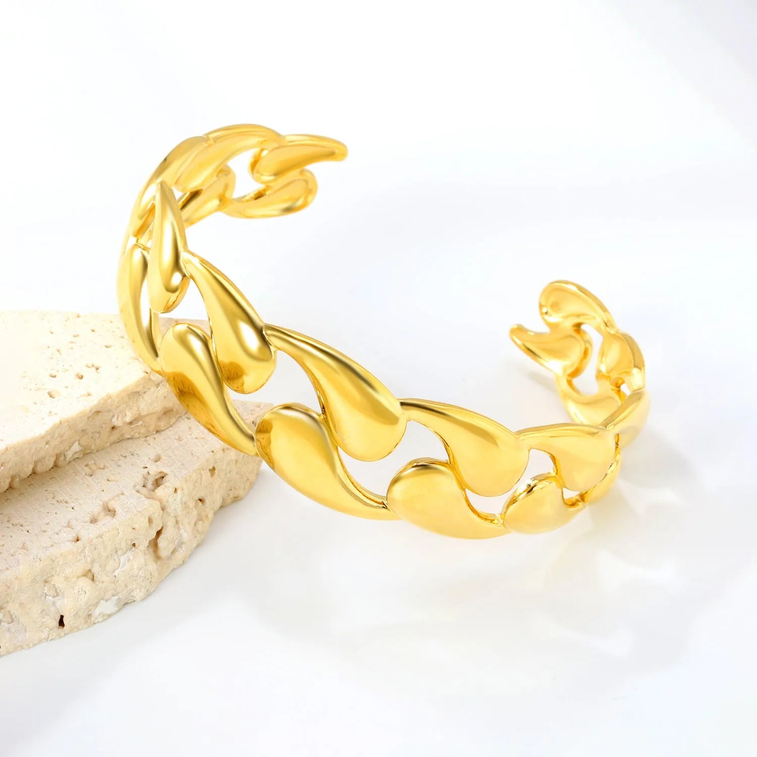 European-style alloy stainless steel bracelet in gold, silver and black colour options