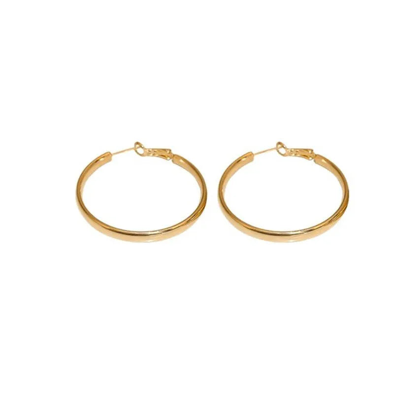 Circular metal earrings with 40mm diameter in gold and silver electroplated finishes