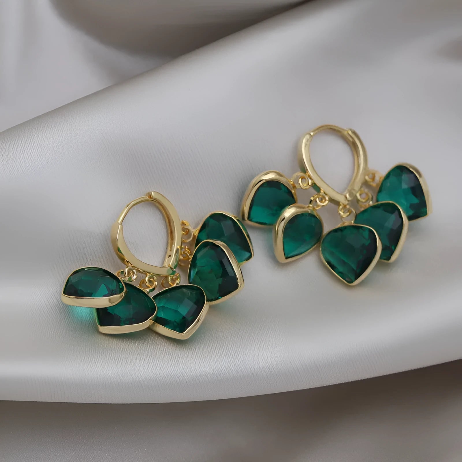 Korean style heart-shaped green glass ear clip earrings with alloy inlay artificial gemstones