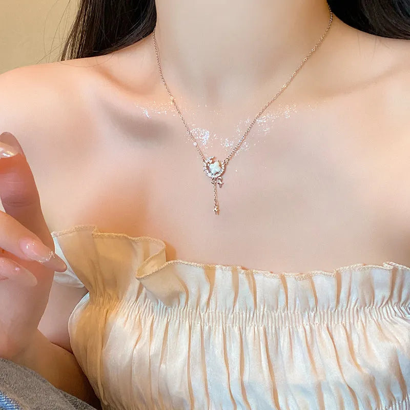 Women's star and moon zirconium necklace on adjustable copper chain in gold finish