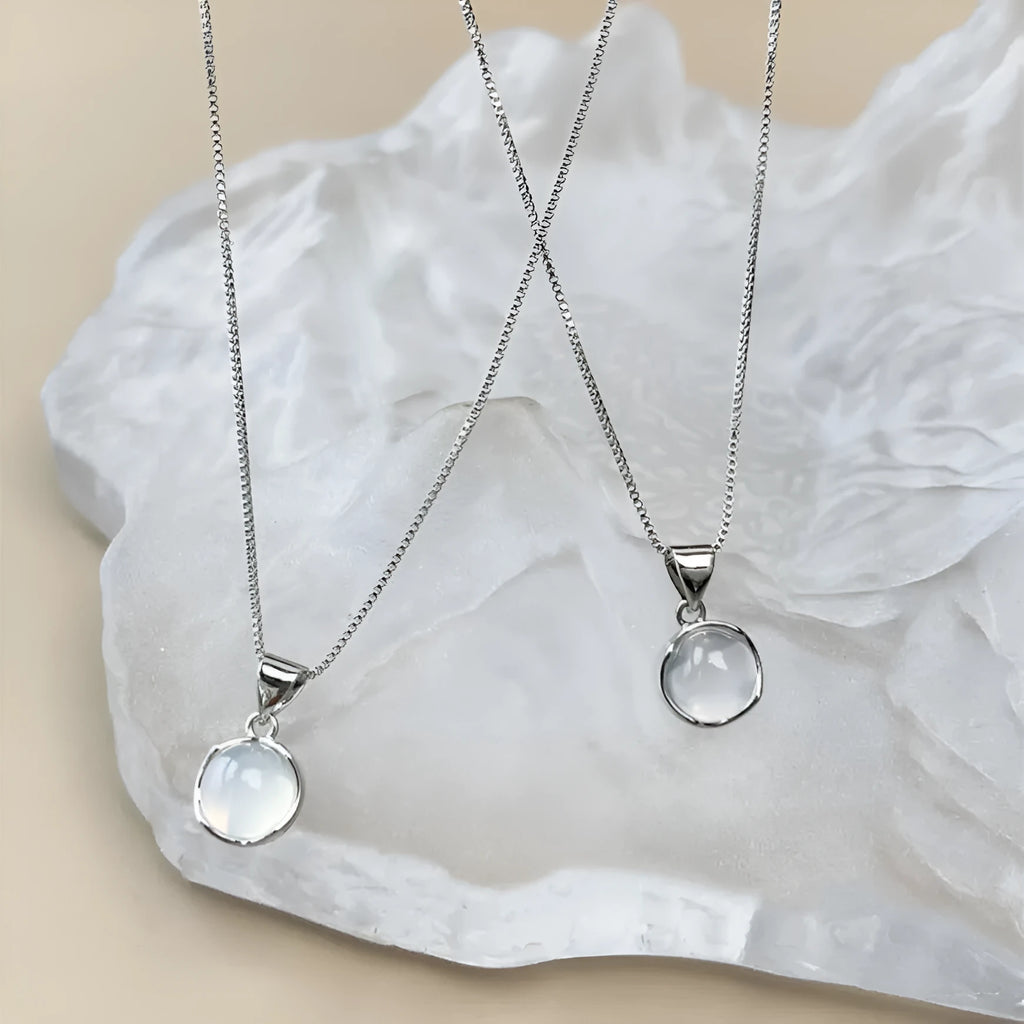 Korean-style oval pendant necklace with artificial crystal star on adjustable box chain