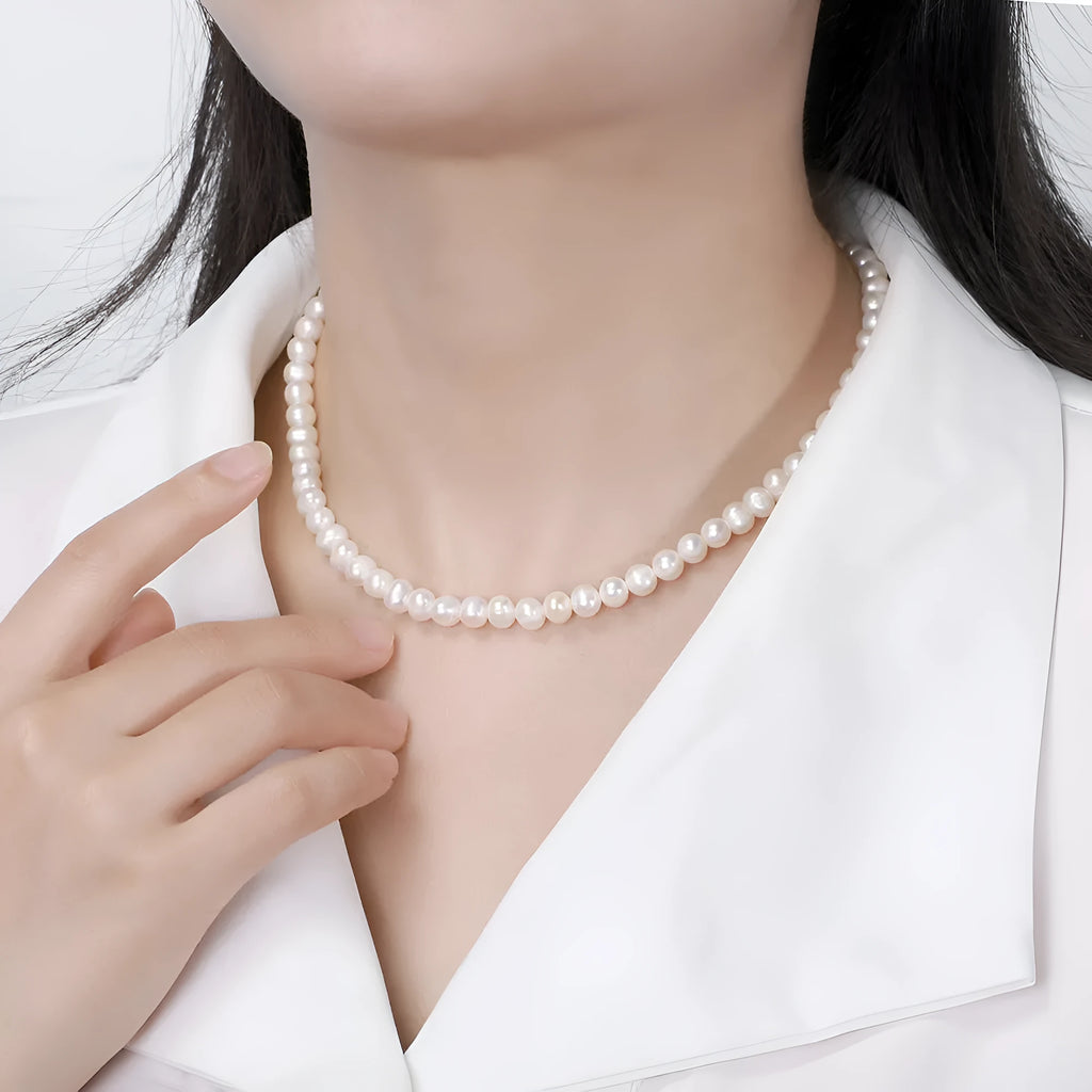 Women's adjustable freshwater pearl necklace in sterling silver with simple design