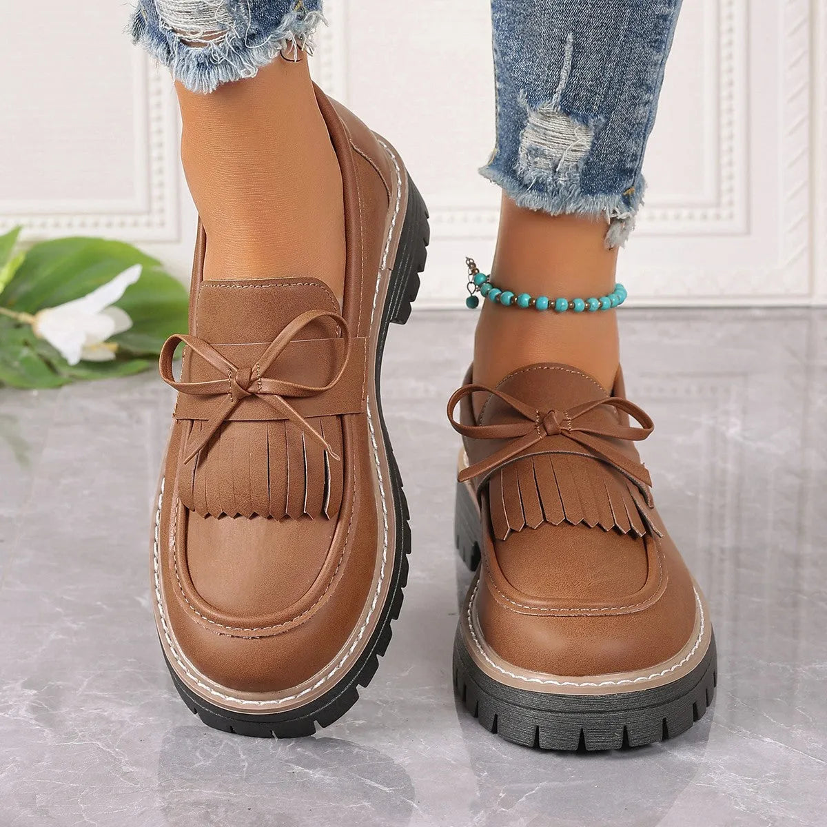 Women's black loafers with tassel detail and bowknot on chunky heel