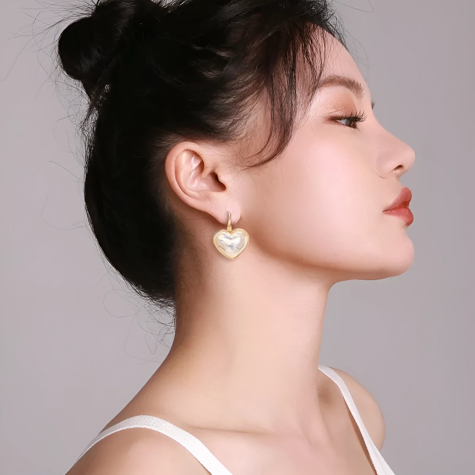 Gold-coloured alloy women's ear clip earrings in a natural style.