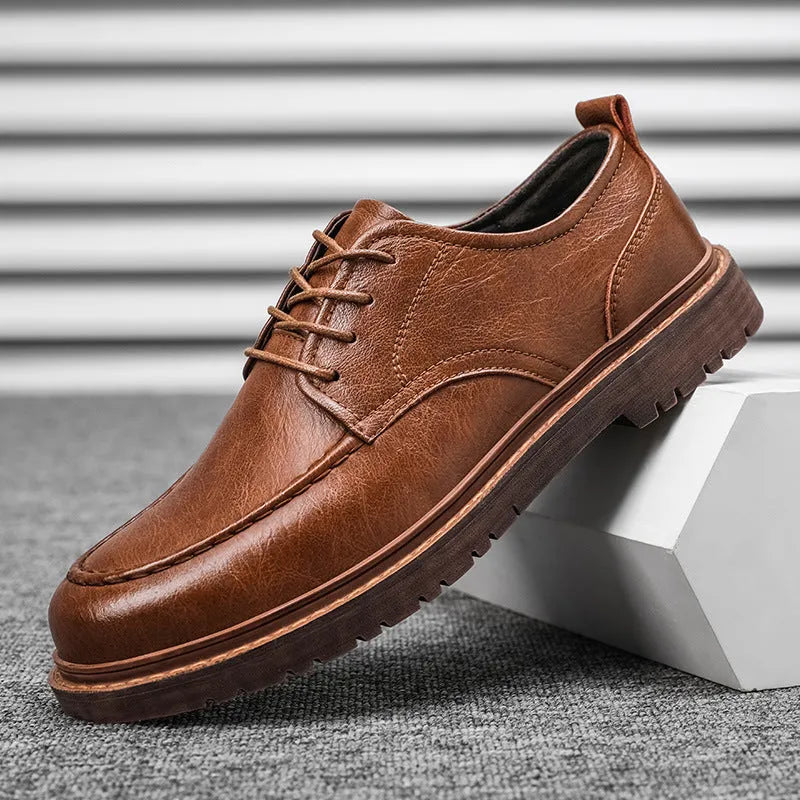Men's casual leather shoes in cowhide with round toe and flat rubber soles