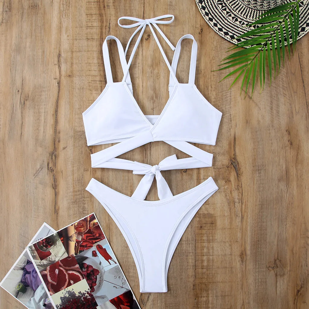 Women's solid colour bikini swimsuit with adjustable straps in briefs style.