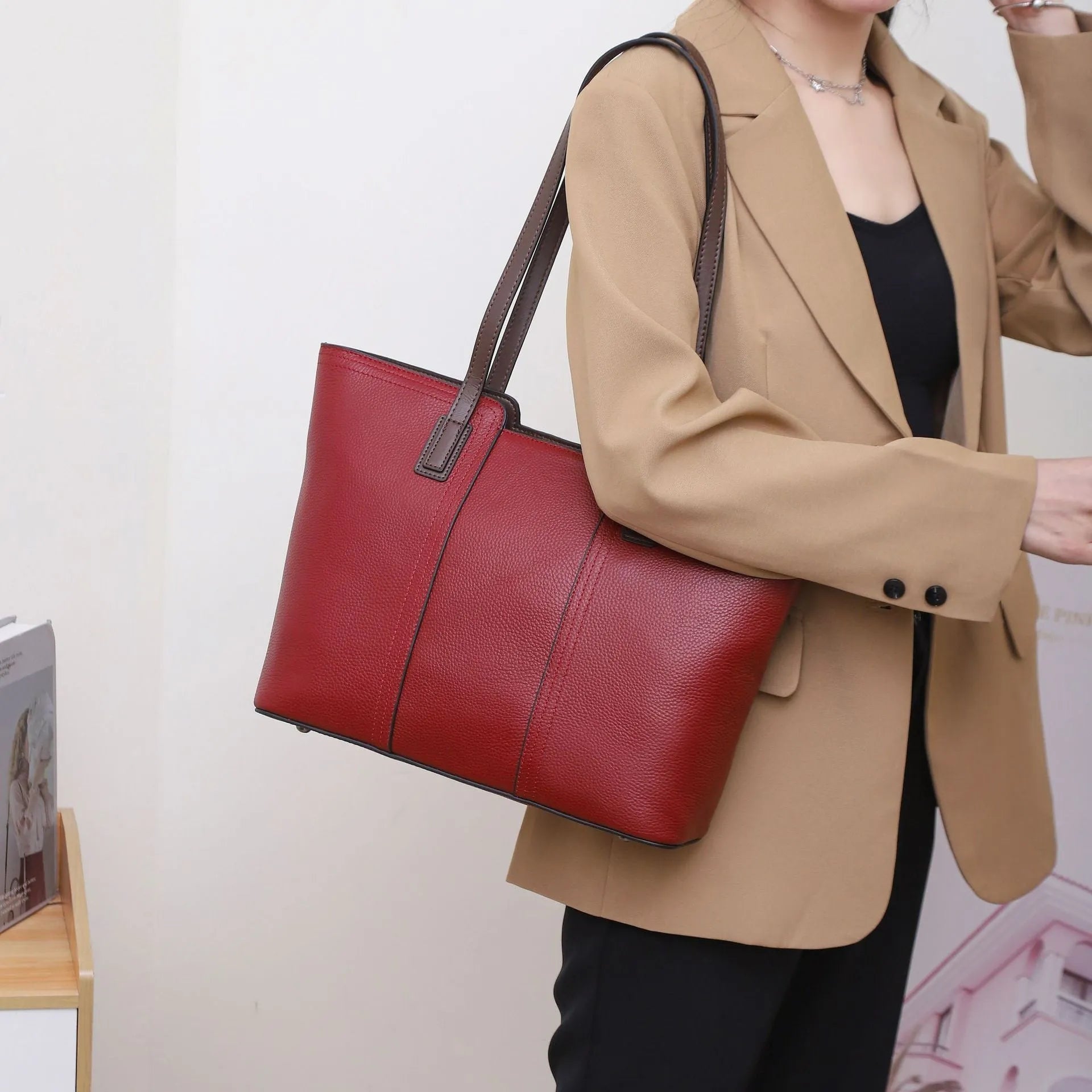 Genuine leather women's shoulder bag in box-type shape with sandwich pocket exterior