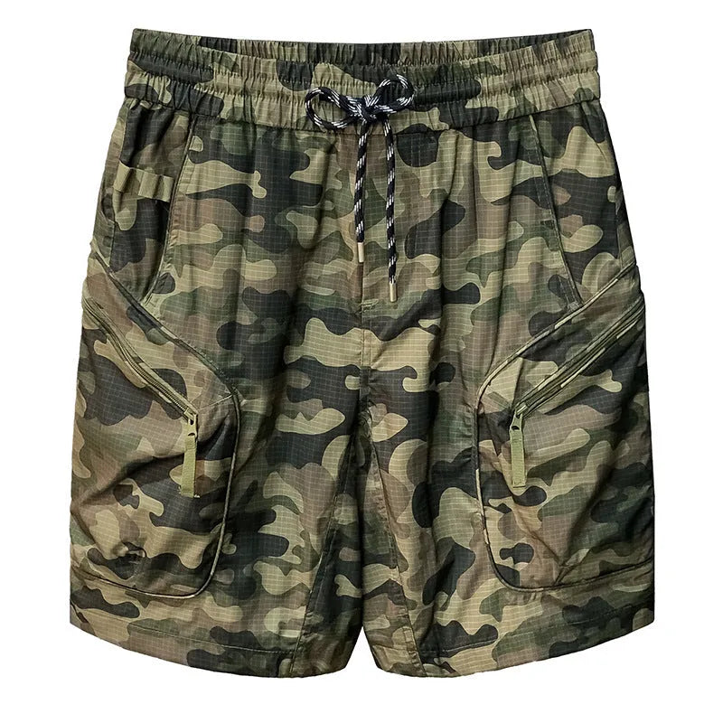Men's camouflage cargo shorts with cargo pockets and loose fit design in cotton blend fabric