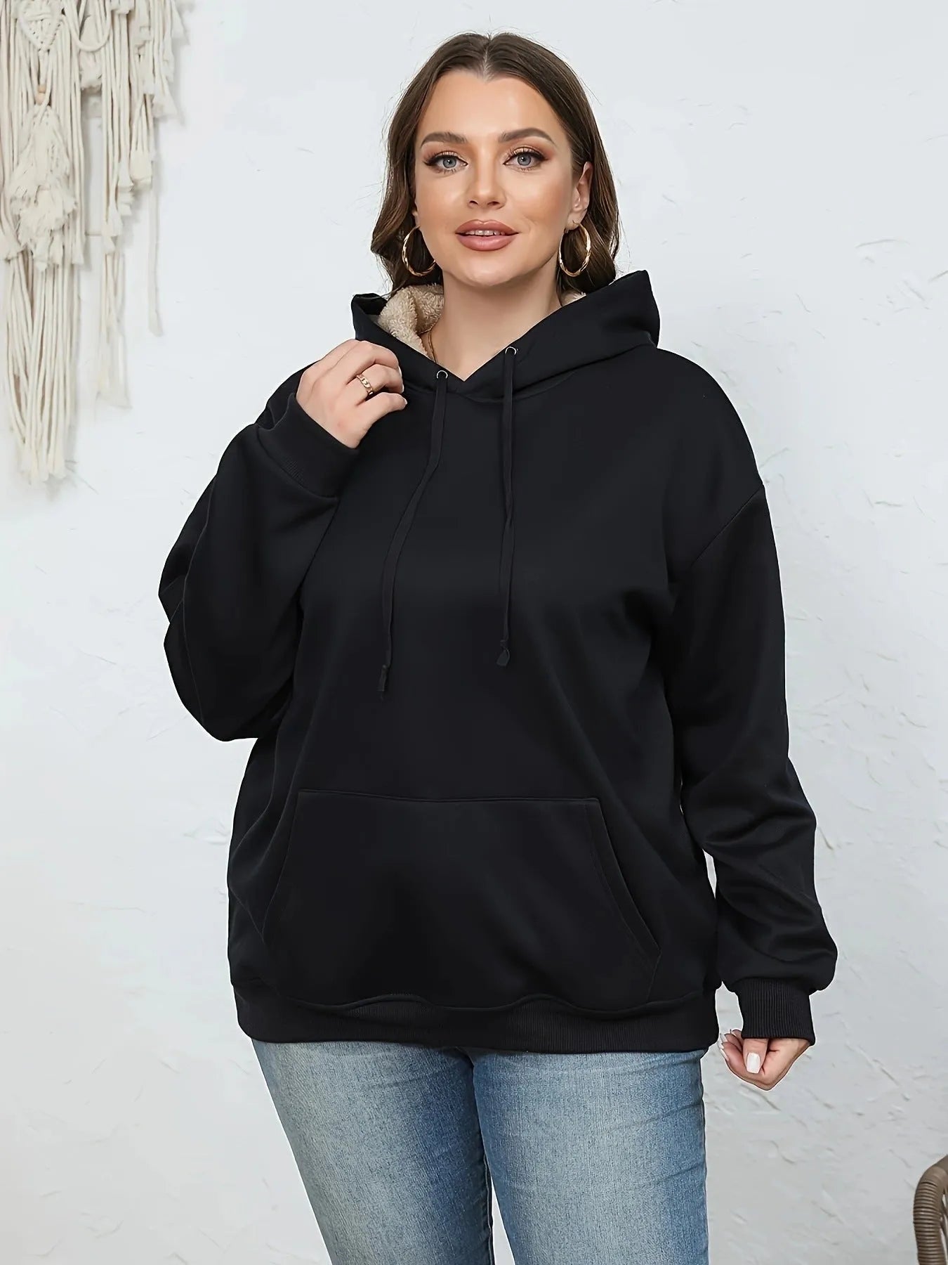 Women's loose fit hooded sweatshirt in thick polyester fabric with side pockets
