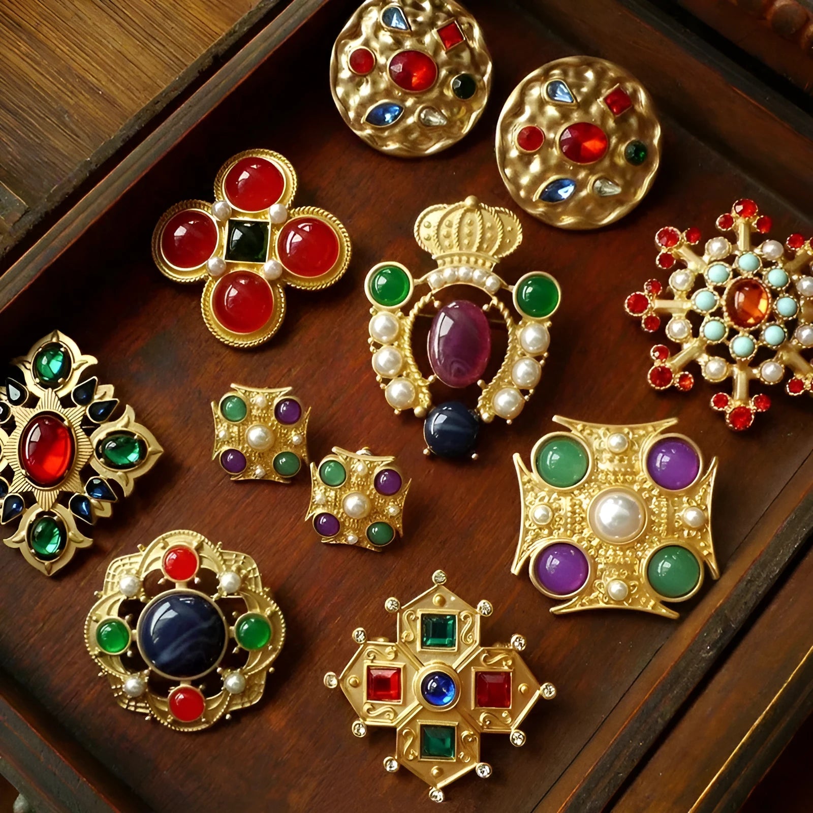 A diamond-shaped zinc alloy baroque brooch with a vintage court design in a selection of colour finishes.