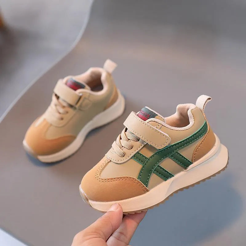 Children's white sneakers with Velcro fastening and rubber soles