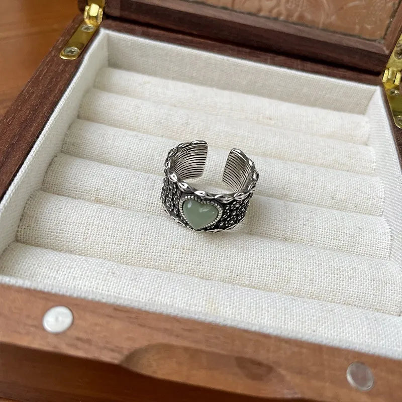 Adjustable heart-shaped retro ring in white copper plated silver with wide-faced design