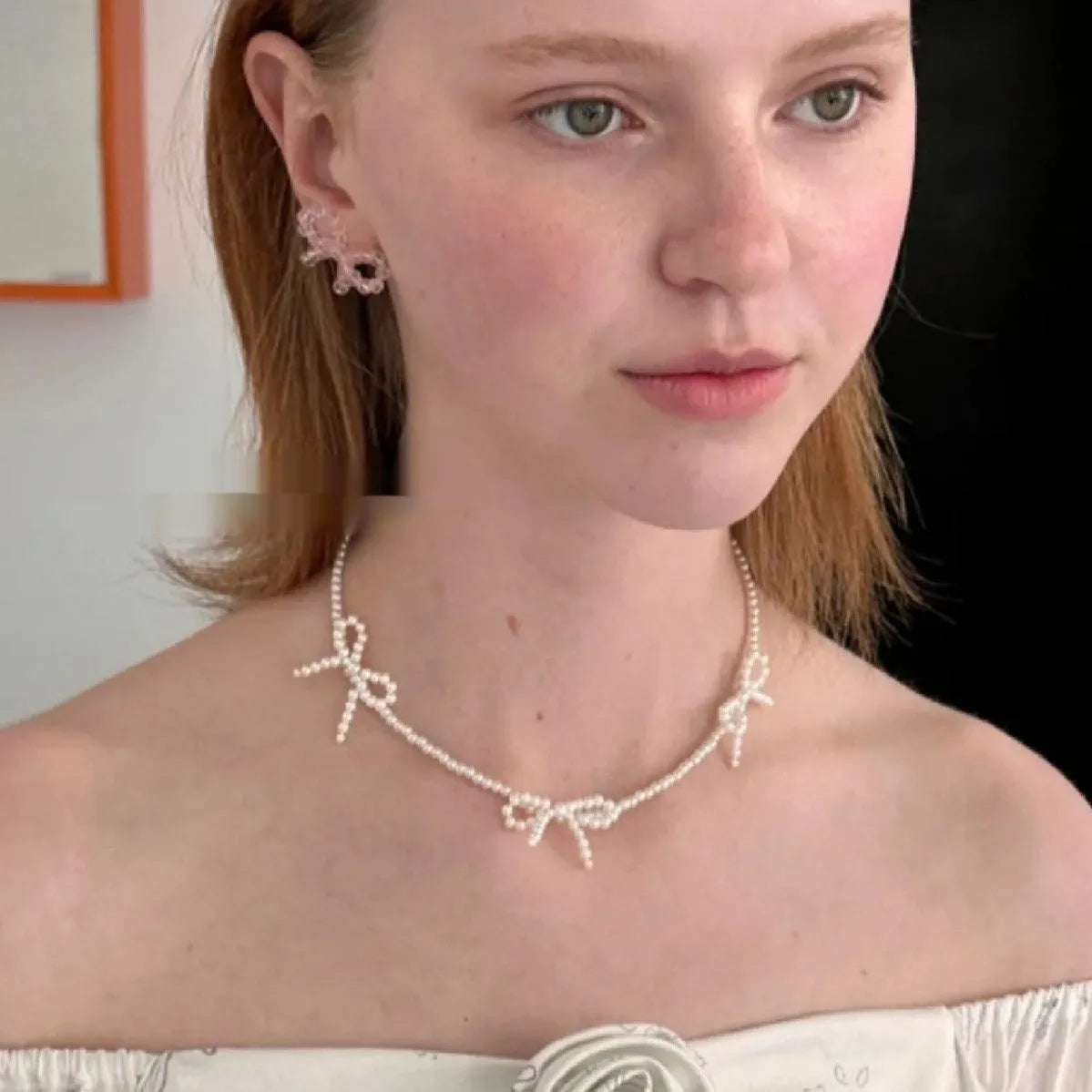 White sweet bow pearl necklace for women with adjustable length and geometric centrepiece