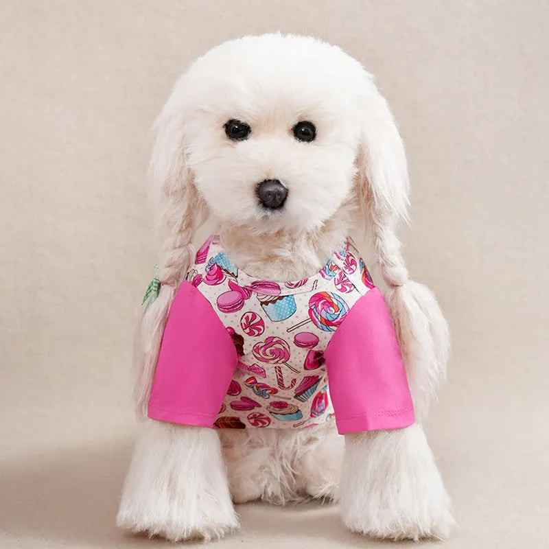 Colourful printed casual t-shirt on a small dog, showing sizing from S to XXL for weights 1.5-8 kg.