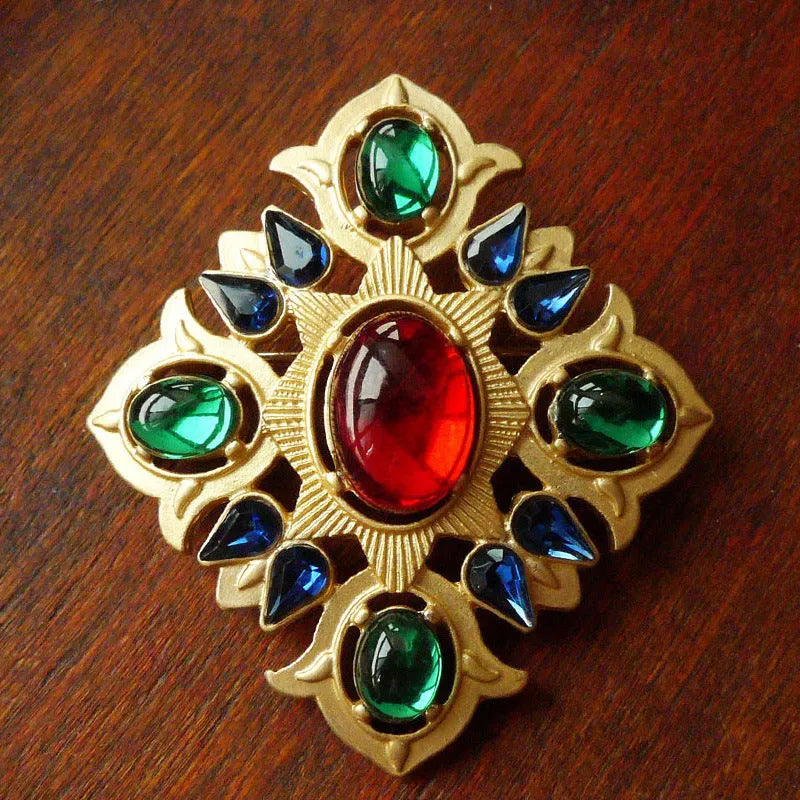 A diamond-shaped zinc alloy baroque brooch with a vintage court design in a selection of colour finishes.