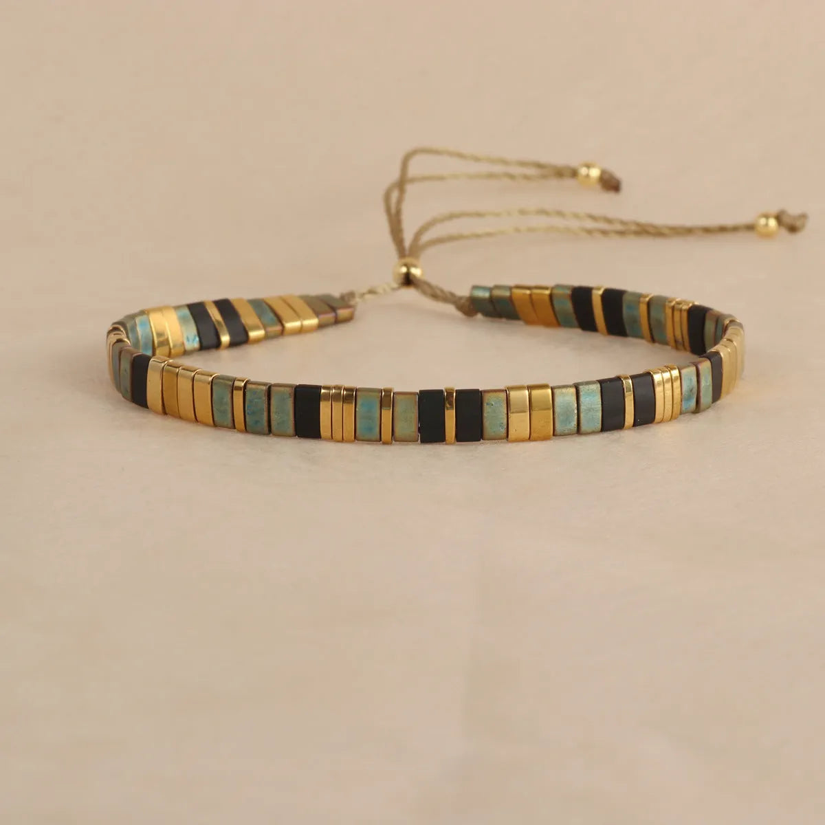 Geometric glass bead bracelet in European fashion style with round elements