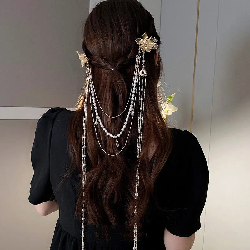 Gold-coloured acrylic hairpin with a pearl diamond flower and long tassel decoration.