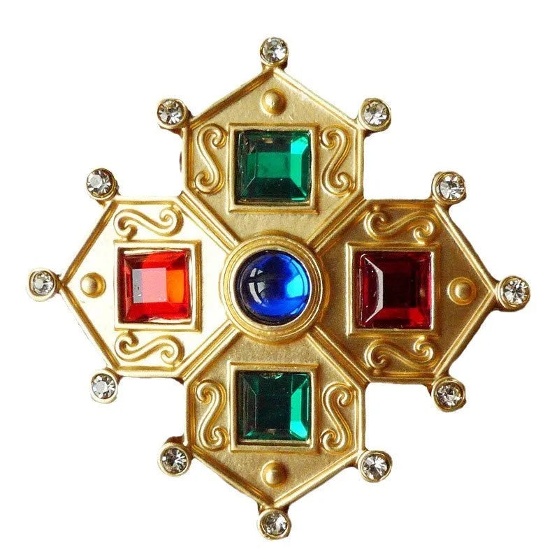 A diamond-shaped zinc alloy baroque brooch with a vintage court design in a selection of colour finishes.