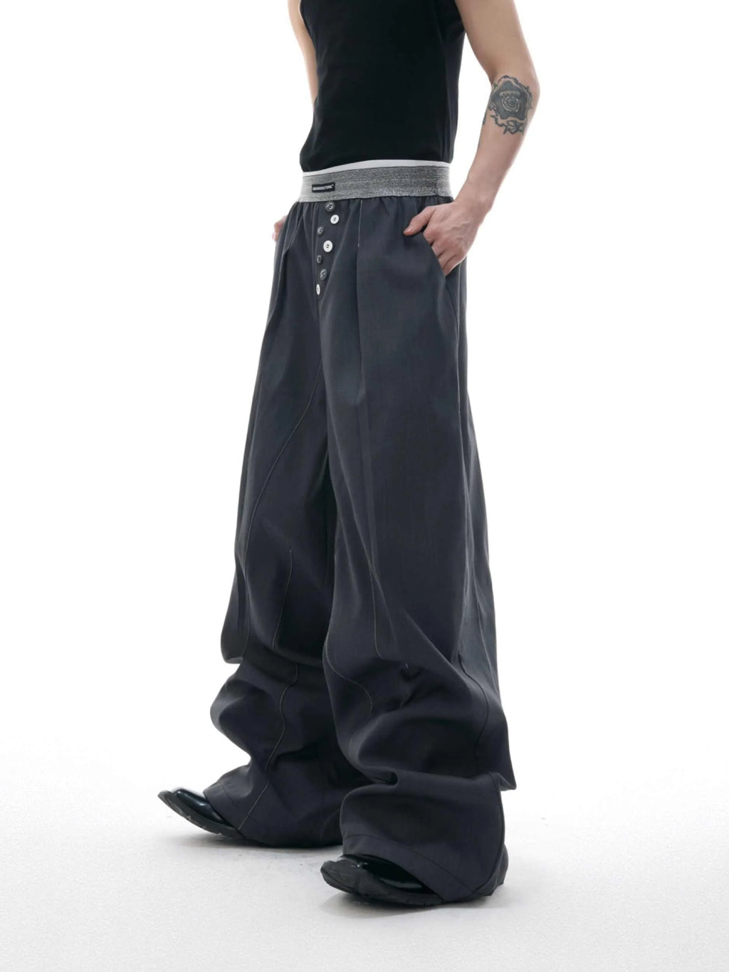Straight-leg high-waist trousers with button-open line design in black and grey colours
