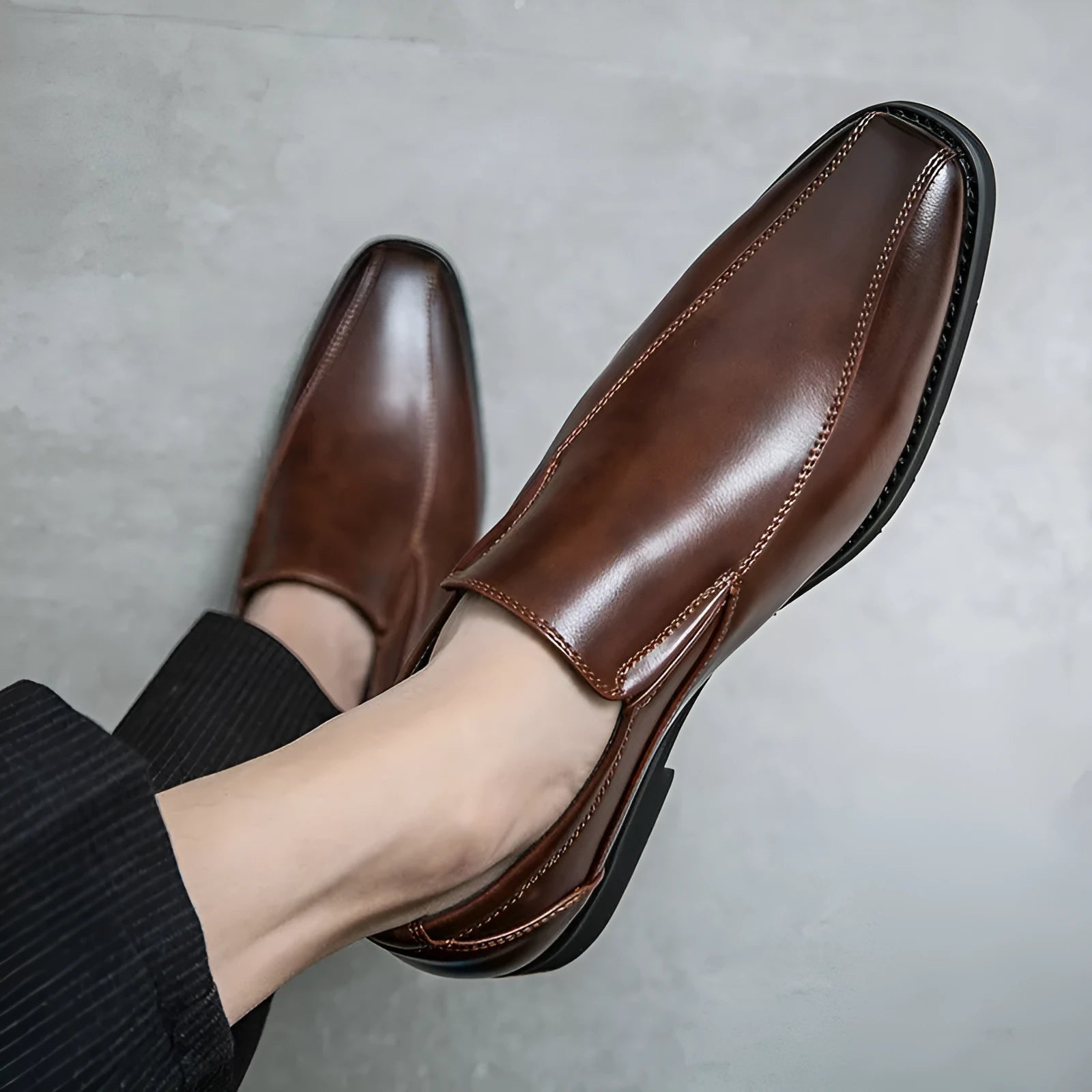 Men's black pointed toe casual shoes made of artificial PU leather with a rubber sole.