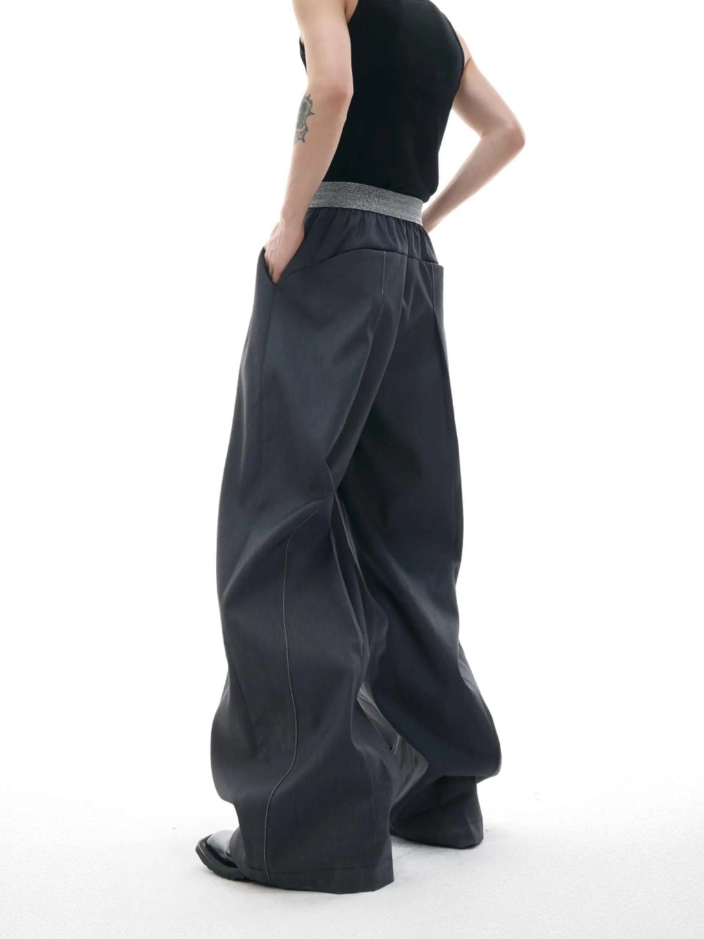 Straight-leg high-waist trousers with button-open line design in black and grey colours