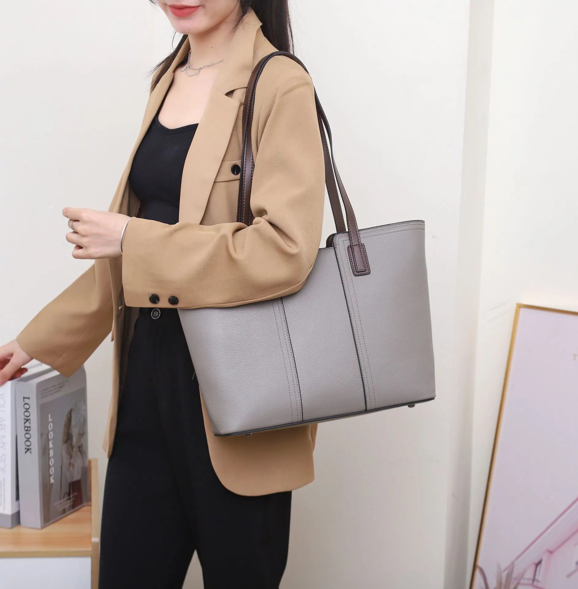 Genuine leather women's shoulder bag in box-type shape with sandwich pocket exterior