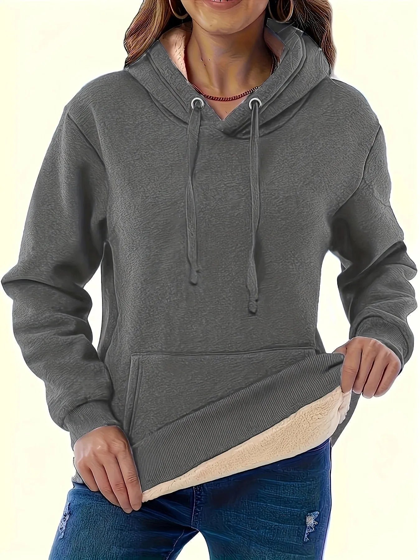 Women's loose fit hooded sweatshirt in thick polyester fabric with side pockets