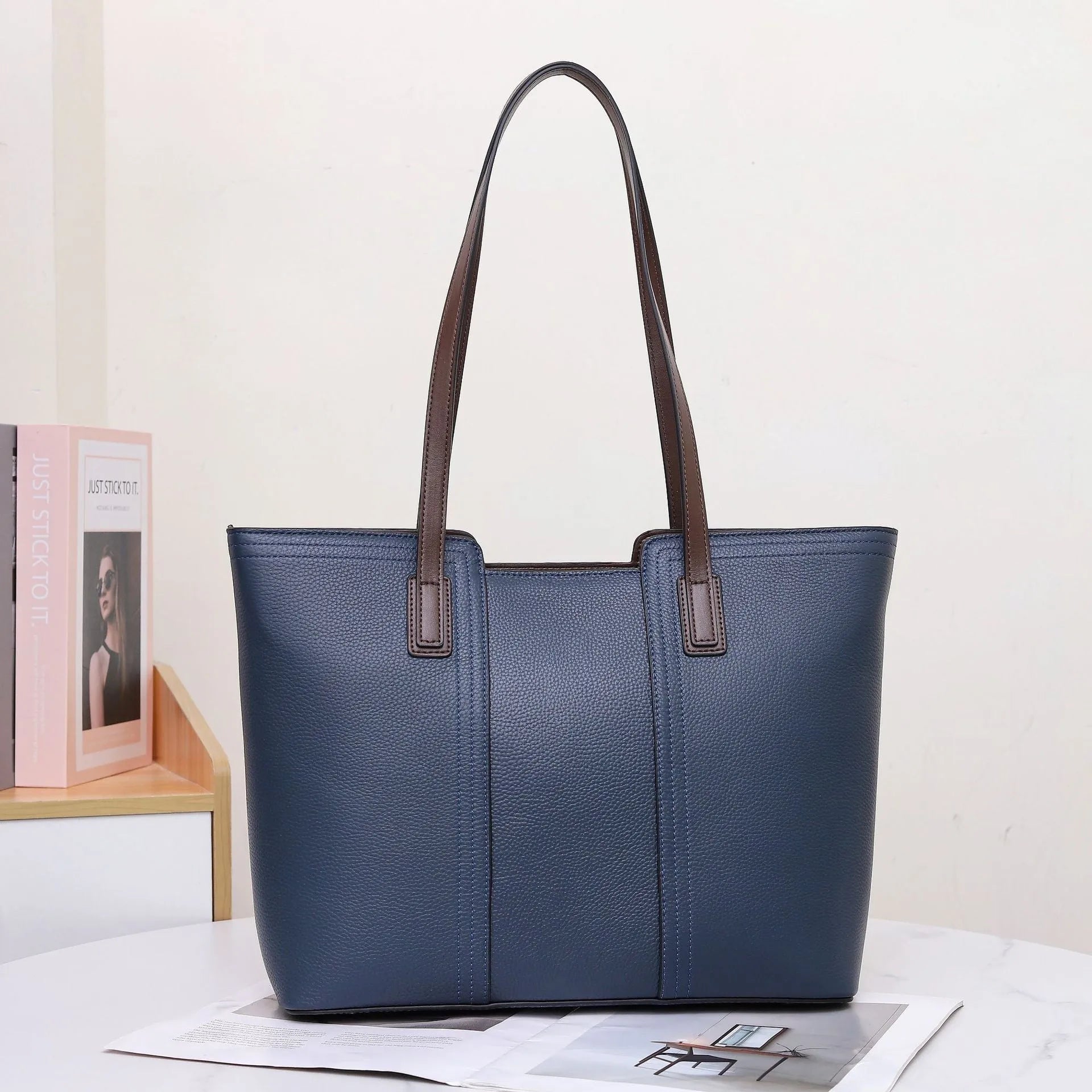 Genuine leather women's shoulder bag in box-type shape with sandwich pocket exterior