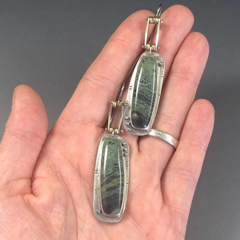 Geometric alloy earrings with two-colour marble pattern in simple jewellery style