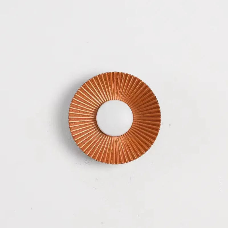 Round wall lamp in aluminium with adjustable gold and white light colour options