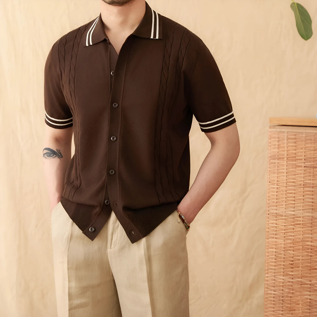 Man's apricot-coloured knitted polo shirt with a lapel collar and short sleeves.