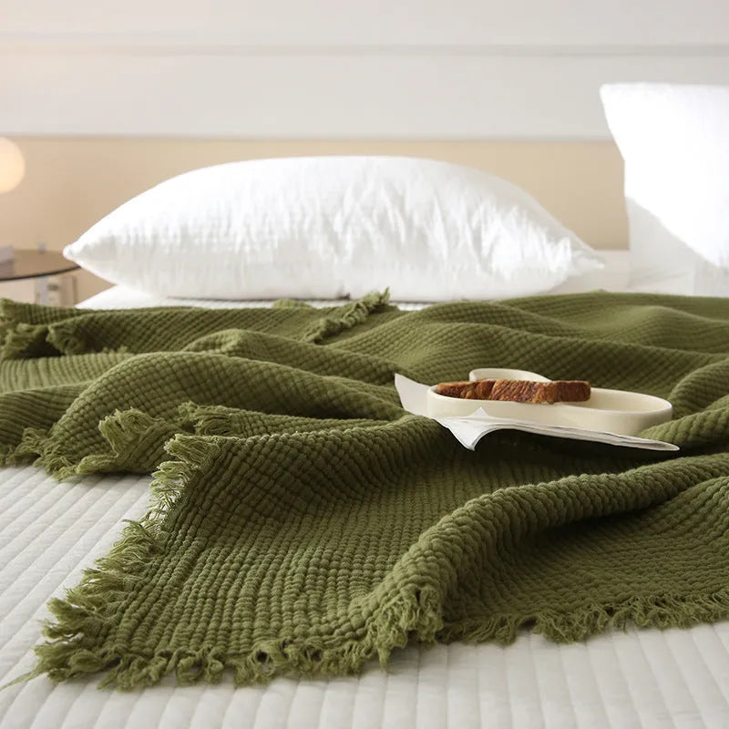 Four-layer gauze cotton blanket with knotted tassels in avocado green colour
