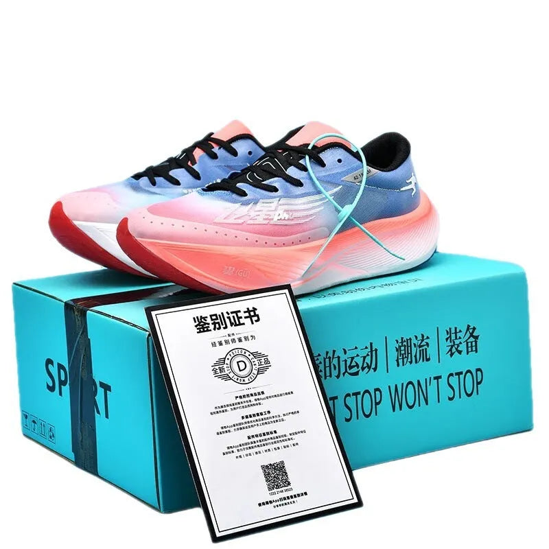 Carbon plate racing sneakers in low-top design with natural rubber sole and PU mesh upper
