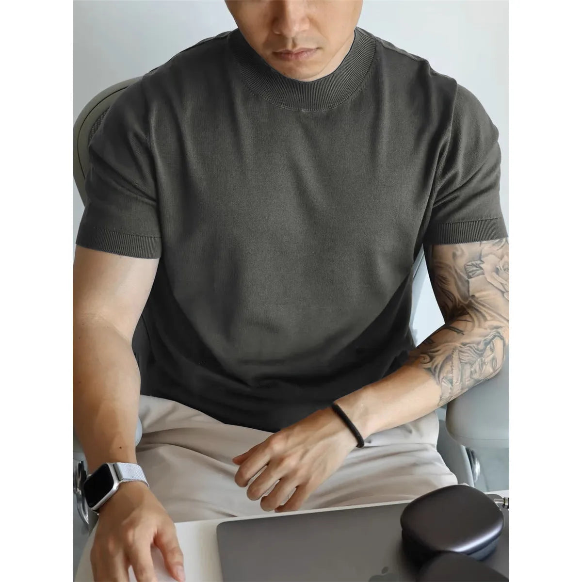 Men's slim-fit solid colour knit t-shirt for commuting in breathable polyester.