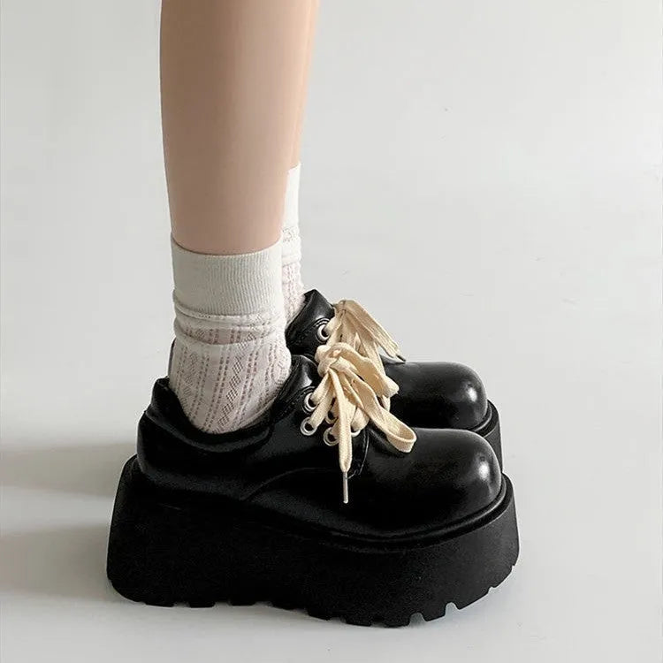 Matte black women's retro leather shoes with a thick sole and lace-up buckle on a 6-8cm English muffin heel.