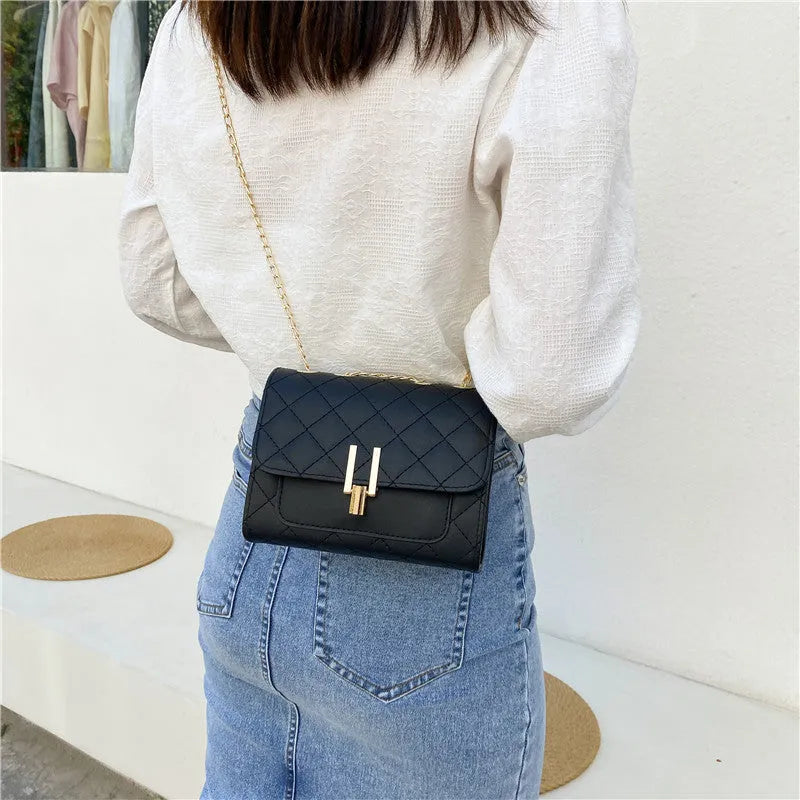 Women's diamond lattice chain crossbody bag in PU leather with adjustable shoulder strap