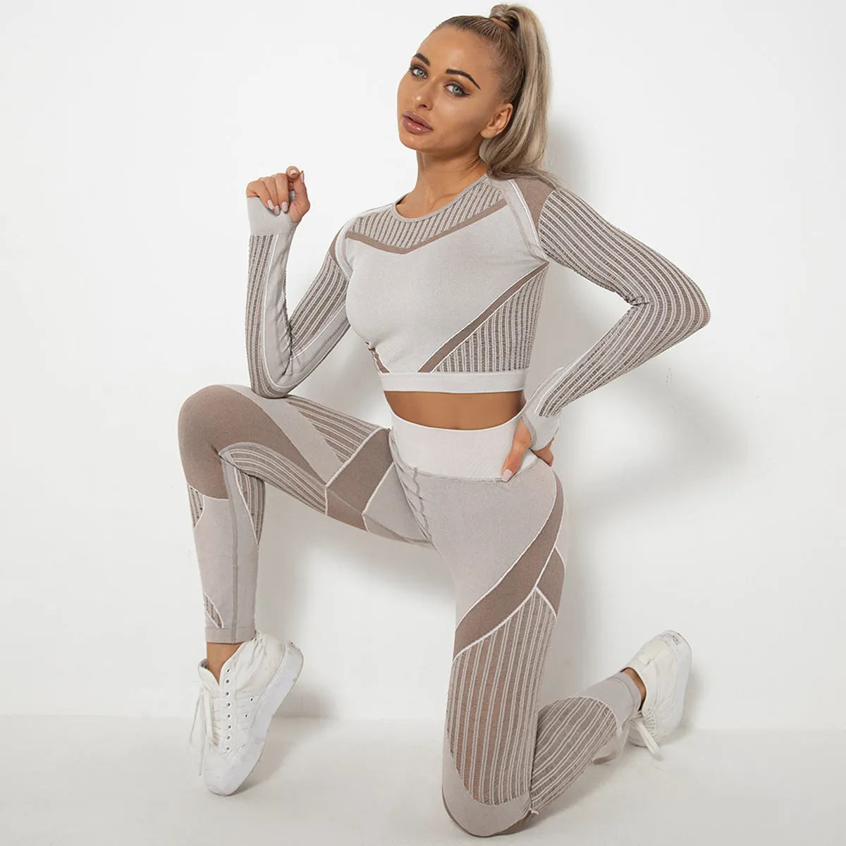 Women's seamless knitted long-sleeved yoga suit in nylon-polyester-spandex fabric blend
