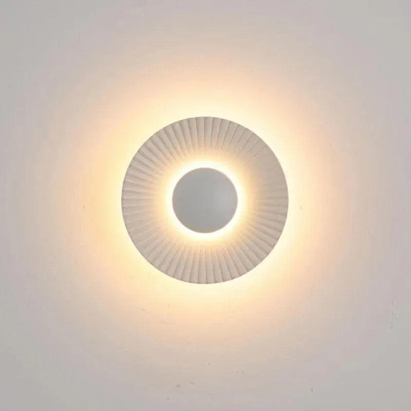 Round wall lamp in aluminium with adjustable gold and white light colour options