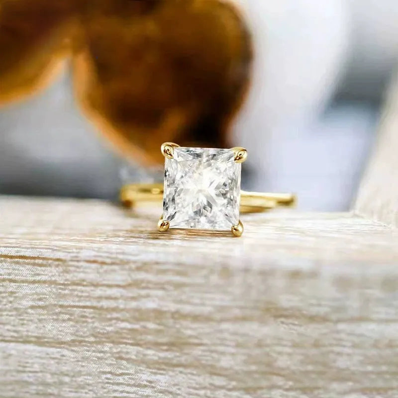 A geometric women's ring in polished 925 silver, available in silver, gold, and rose gold colours.