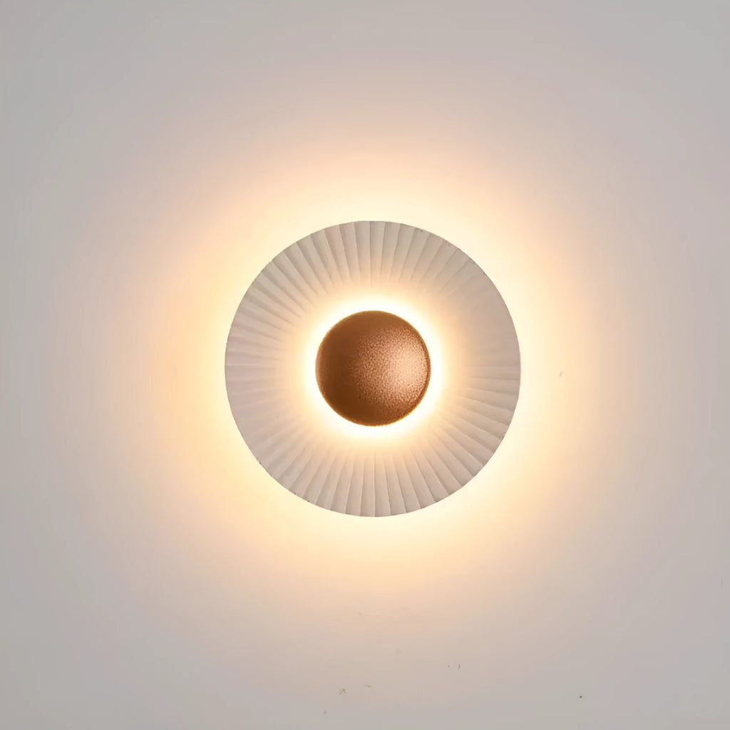 Round wall lamp in aluminium with adjustable gold and white light colour options