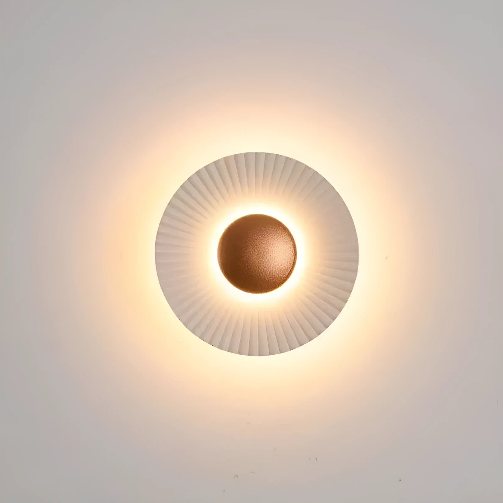 Round wall lamp in aluminium with adjustable gold and white light colour options
