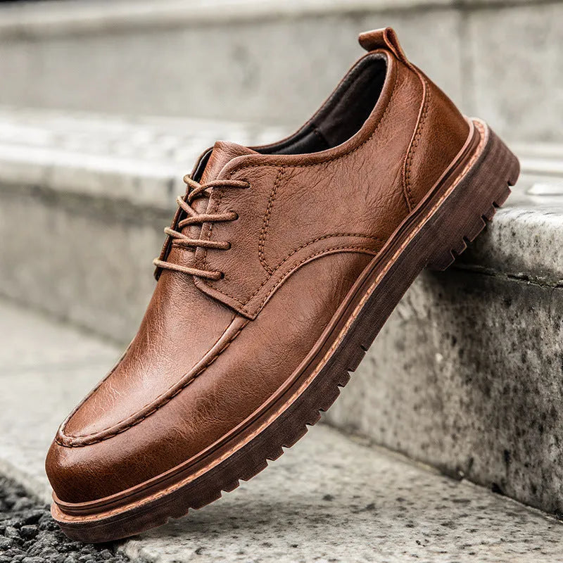 Men's casual leather shoes in cowhide with round toe and flat rubber soles