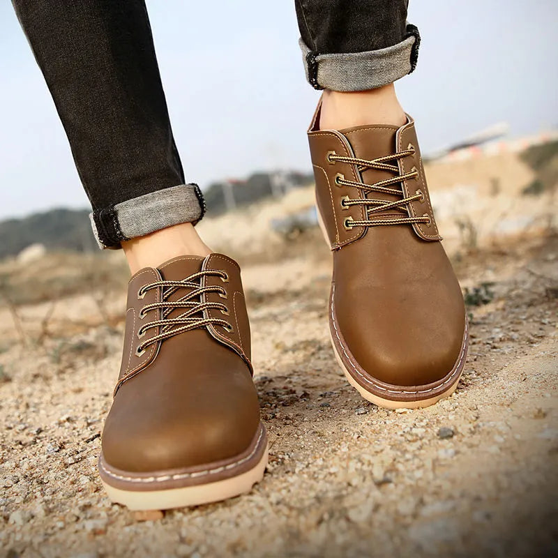 Men's black British style mid-top leather ankle boots with rubber sole.